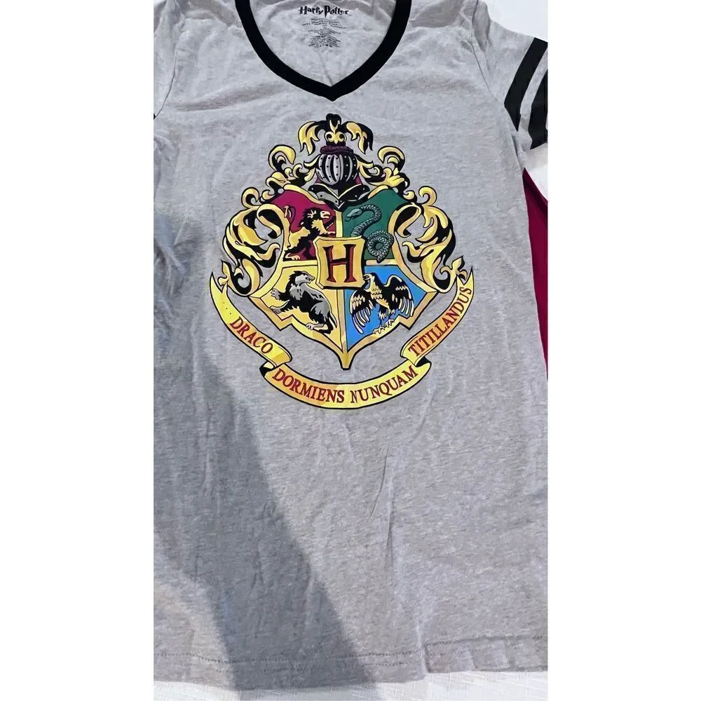 Harry Potter Juniors Hogwarts Crest Caped  Short Sleeve T-Shirt Gray Black Sz XL